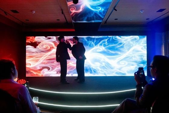 Cena ao vivo diante do painel de LED, com plateia acompanhando