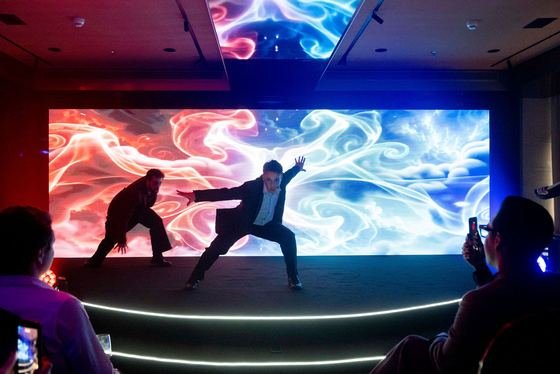 Cena de confronto projetada no painel de LED