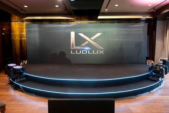 Palco montado com a marca LudLux projetada no painel