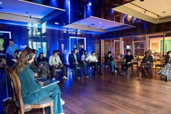 Participantes reunidos em círculo durante a experiência